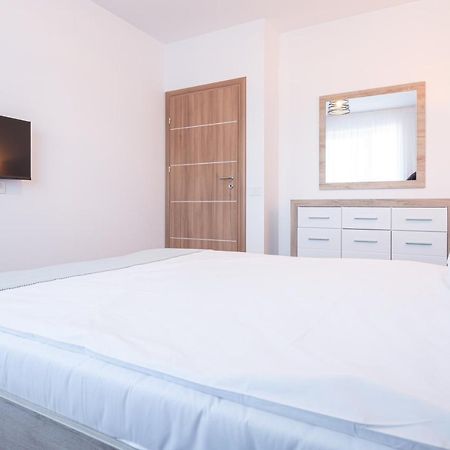 Serene Flat Lägenhet Oradea Exteriör bild