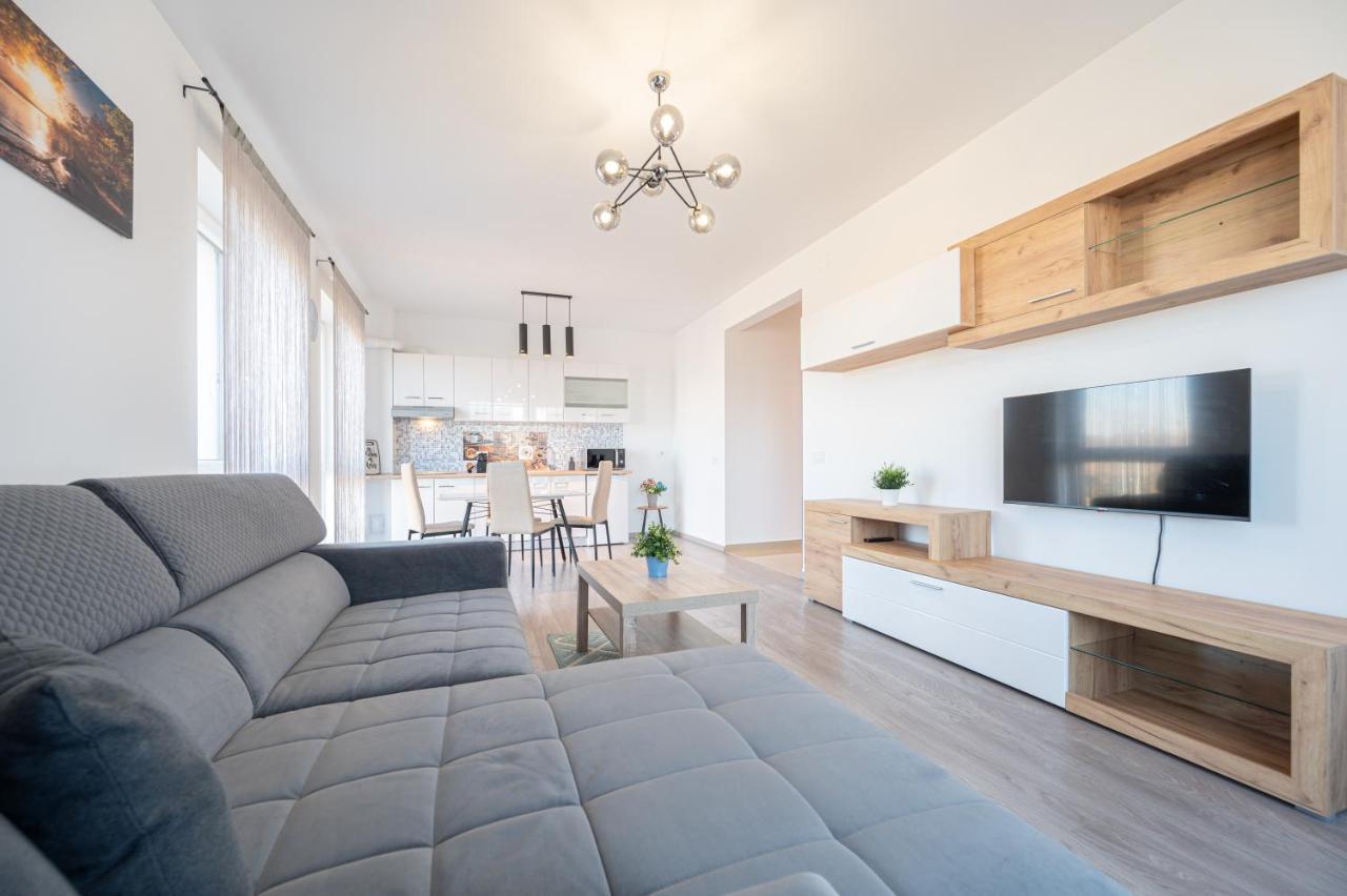 Serene Flat Lägenhet Oradea Exteriör bild