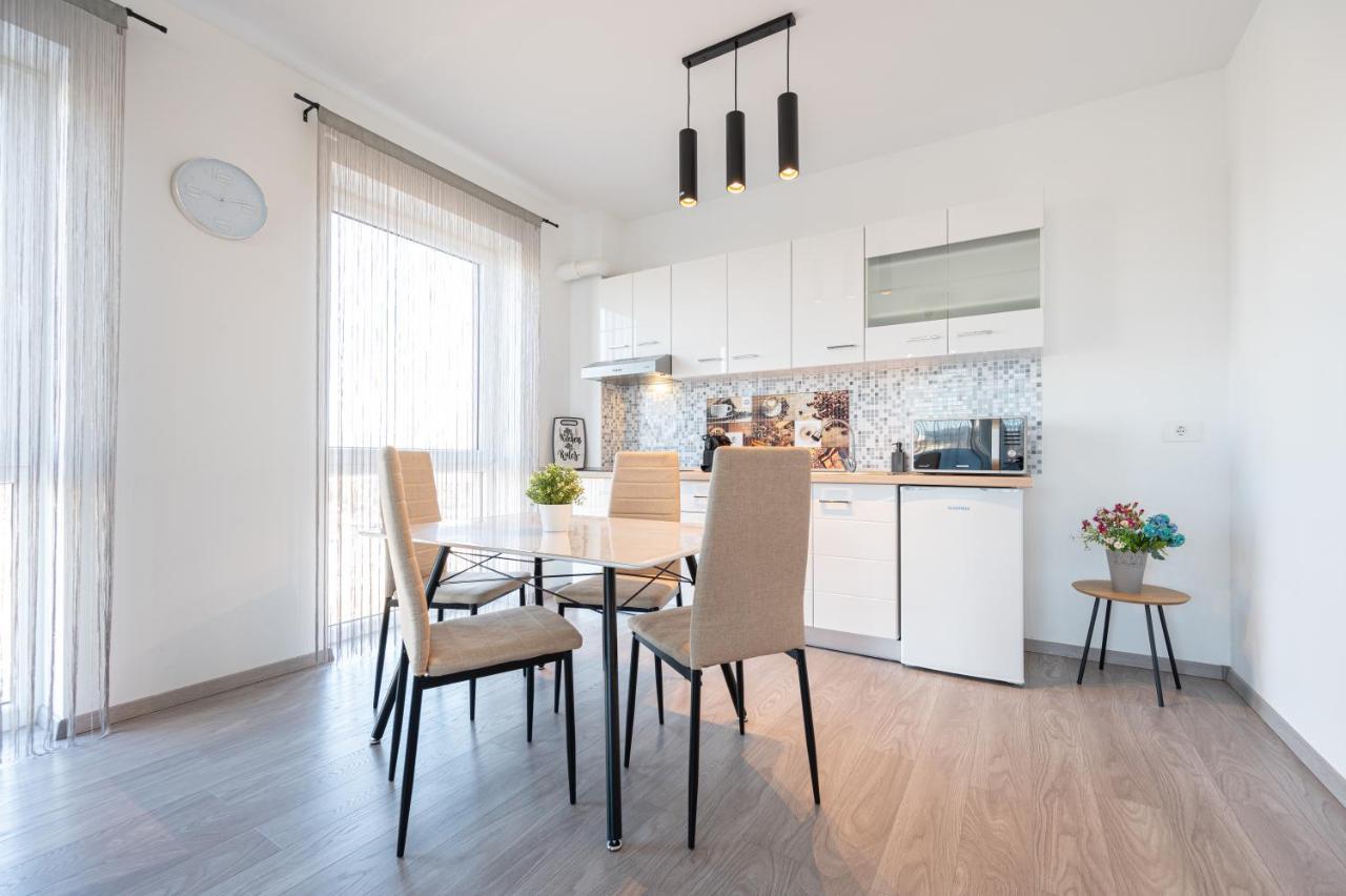 Serene Flat Lägenhet Oradea Exteriör bild